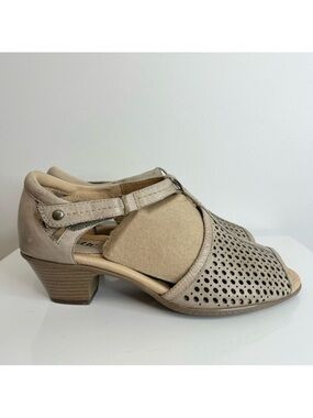 Earth Pavo Tan Beige Laser Cut Leather Strap Heel Sandal Shoe Women’s Size 9